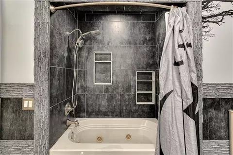 Bath - 4345 Dover Ave, Independence, MO 64055 photo 3 of 8