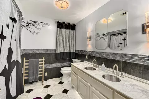 Bath - 4345 Dover Ave, Independence, MO 64055 photo 2 of 8