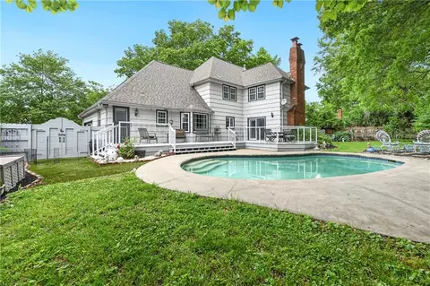 Exterior - 4345 Dover Ave, Independence, MO 64055 photo 7 of 17