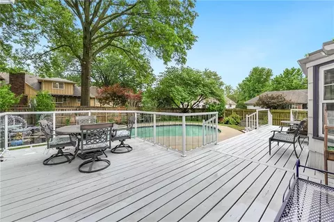 Exterior - 4345 Dover Ave, Independence, MO 64055 photo 4 of 17
