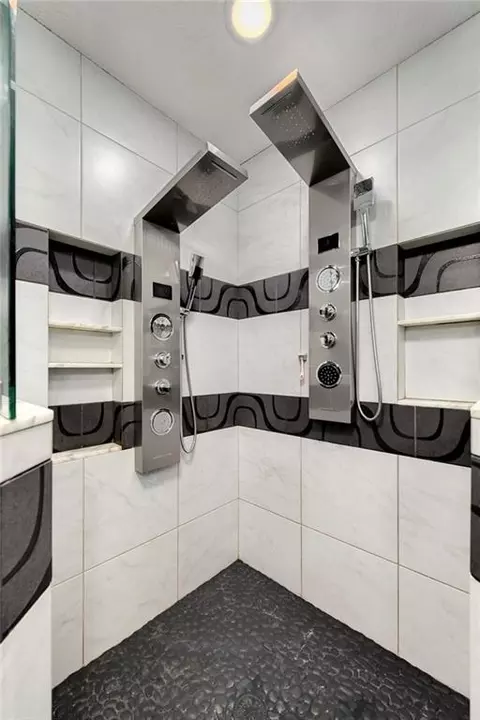 Bath - 4345 Dover Ave, Independence, MO 64055 photo 5 of 8