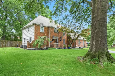 Exterior - 4345 Dover Ave, Independence, MO 64055 photo 3 of 17
