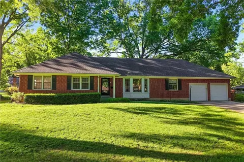 4411 W 97 St, Overland Park, KS 66207