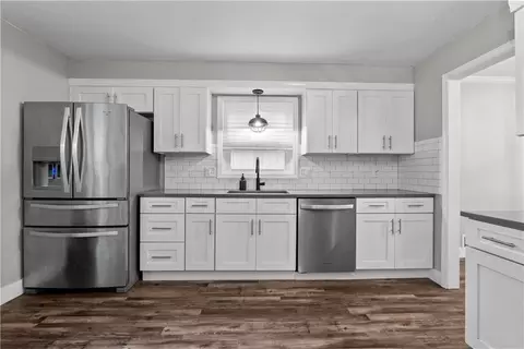 Kitchen - 410 SE Richardson Pl, Lees Summit, MO 64063 photo 2 of 4