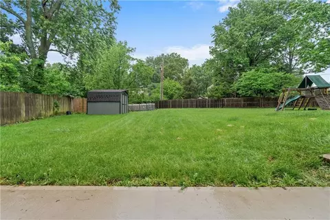 Exterior - 410 SE Richardson Pl, Lees Summit, MO 64063 photo 6 of 8