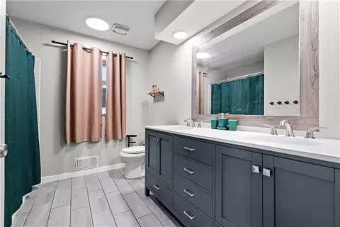 Bath - 410 SE Richardson Pl, Lees Summit, MO 64063 photo 2 of 3