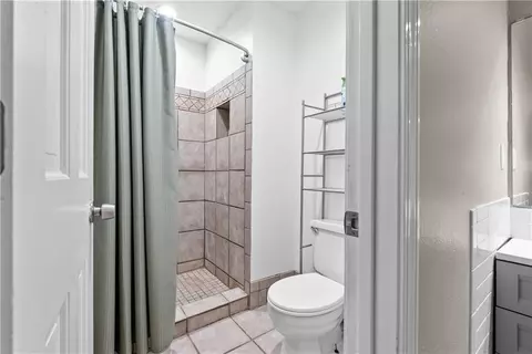 Bath - 410 SE Richardson Pl, Lees Summit, MO 64063 photo 1 of 3