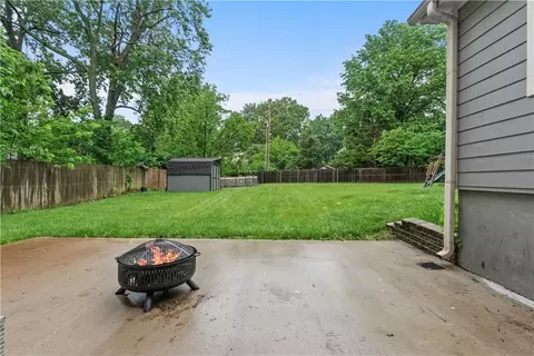 Exterior - 410 SE Richardson Pl, Lees Summit, MO 64063 photo 5 of 8