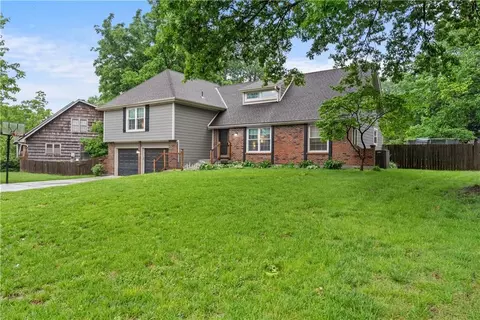Exterior - 410 SE Richardson Pl, Lees Summit, MO 64063 photo 3 of 8