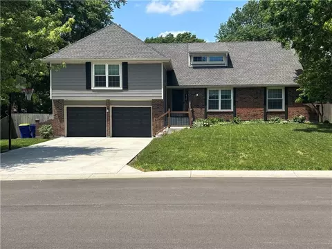410 SE Richardson Pl, Lees Summit, MO 64063