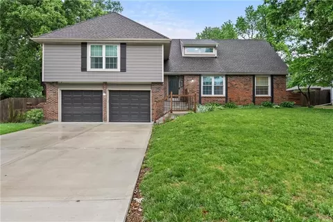 Exterior - 410 SE Richardson Pl, Lees Summit, MO 64063 photo 2 of 8