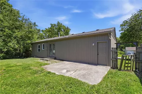 Exterior - 4300 S Liberty St, Independence, MO 64055 photo 5 of 6