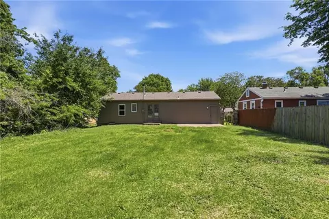 Exterior - 4300 S Liberty St, Independence, MO 64055 photo 3 of 6