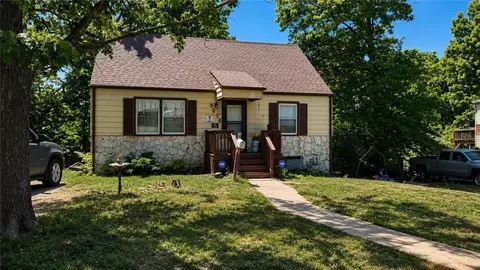5078 Glenside Dr, Kansas City, MO 64129