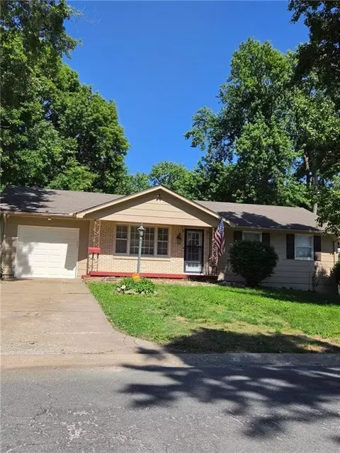 207 SW Pinnell Dr, Lees Summit, MO 64081