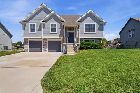 9712 E 221st St, Peculiar, MO 64078