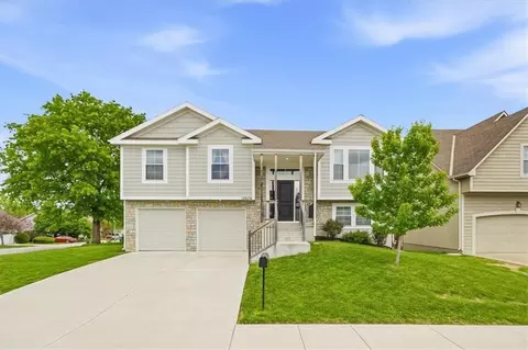 12634 Fountain Lake Cir, Grandview, MO 64030