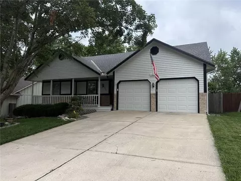 328 NE Greystone Dr, Lees Summit, MO 64063