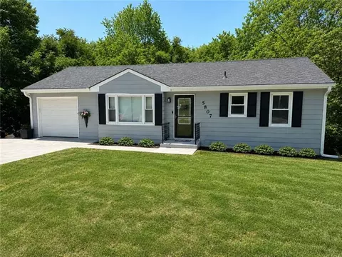 5807 N Flora Ave, Gladstone, MO 64118