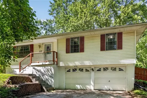 216 SW 21st St, Oak Grove, MO 64075