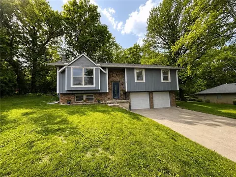 126 Beach Dr, Lake Tapawingo, MO 64015