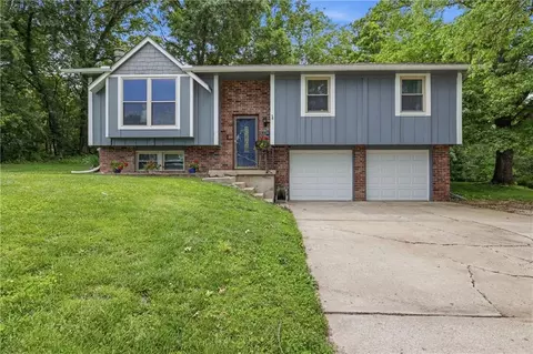 126 Beach Dr, Lake Tapawingo, MO 64015