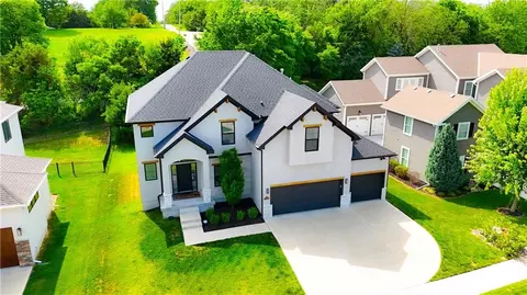 7190 N National Dr, Parkville, MO 64152