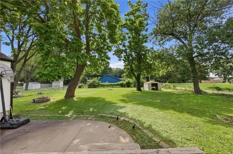 Exterior - 604 NE Douglas St, Lees Summit, MO 64063 photo 2 of 3