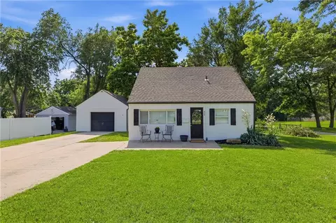604 NE Douglas St, Lees Summit, MO 64063