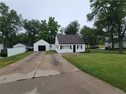 604 NE Douglas St, Lees Summit, MO 64063
