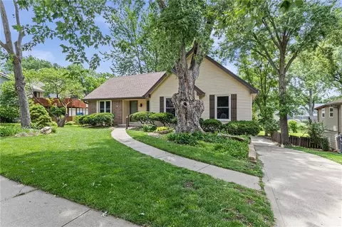 1605 High Dr, Liberty, MO 64068
