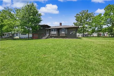 21 X Gaslight Ln, Lake Lotawana, MO 64086