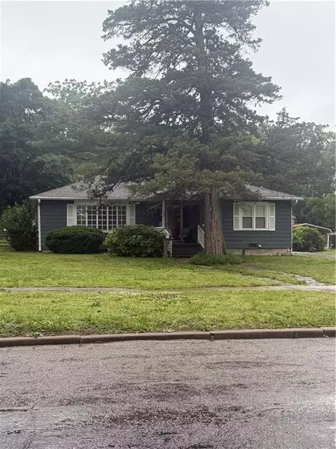 105 N 8th St, Fredonia, KS 66736