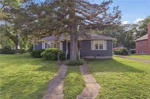 105 N 8th St, Fredonia, KS 66736
