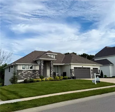 10139 N Kansas Ct, Kansas City, MO 64155