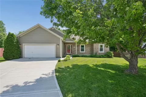 20929 Maple Ter, Spring Hill, KS 66083