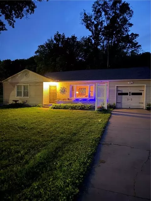 208 N 4th St, Edwardsville, KS 66111