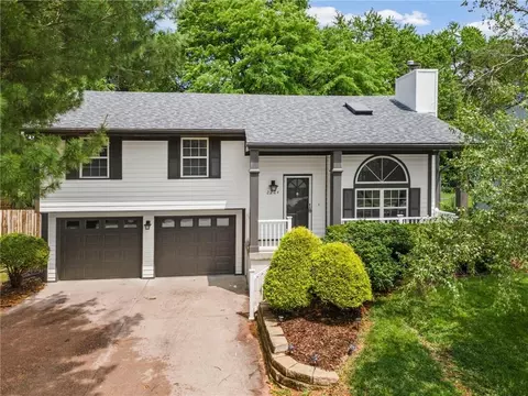 2204 NE Chipman Rd, Lees Summit, MO 64086