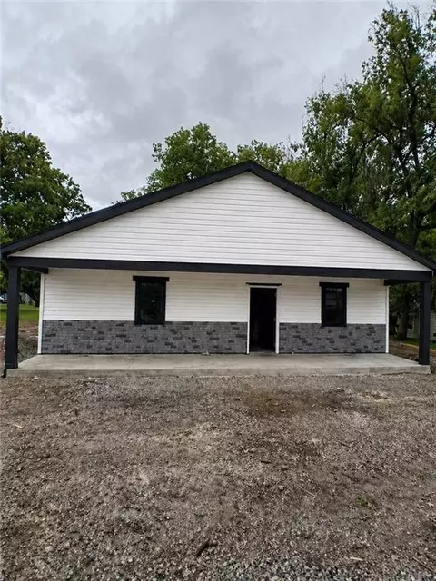 504 E Dakota St, Butler, MO 64730