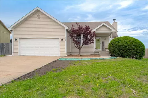230 W Skylark St, Gardner, KS 66030