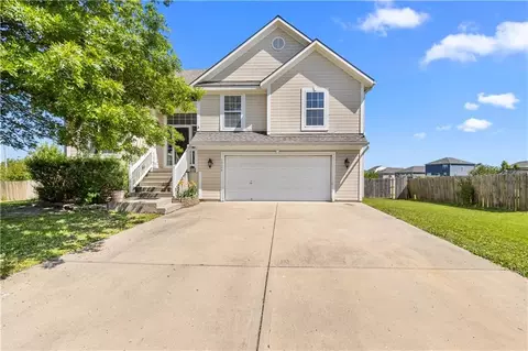 10104 E 219th Ter, Peculiar, MO 64078