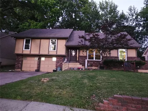 509 NE Country Ln, Lees Summit, MO 64086