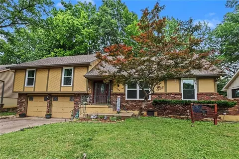 509 NE Country Ln, Lees Summit, MO 64086