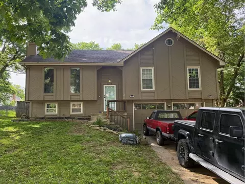 1716 E Sheridan Bridge Ln, Olathe, KS 66062