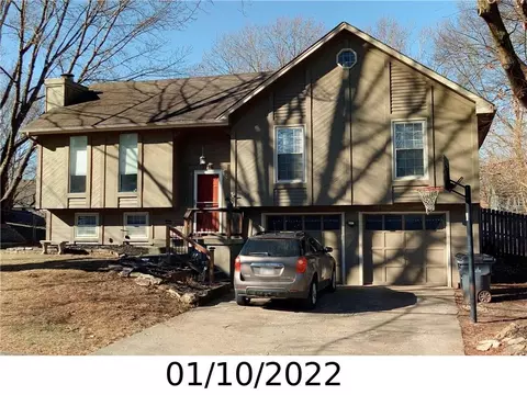1716 E Sheridan Bridge Ln, Olathe, KS 66062