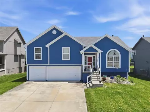 Exterior - 503 River Birch Rd, Raymore, MO 64083 photo 4 of 8