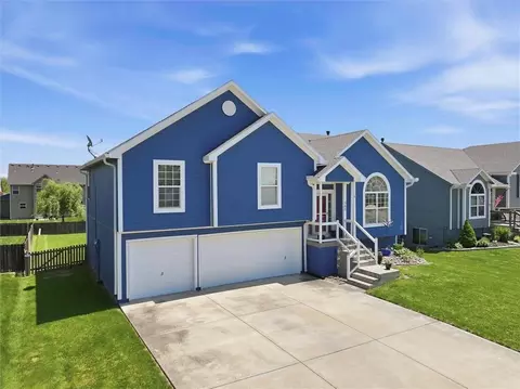 Exterior - 503 River Birch Rd, Raymore, MO 64083 photo 2 of 8