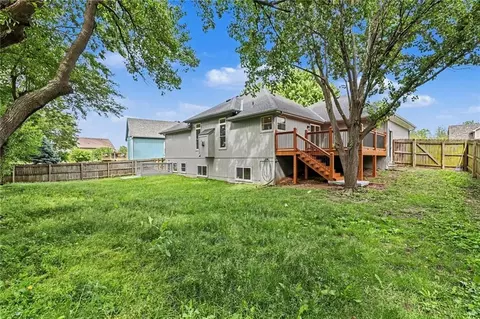 Exterior - 414 Eagle Glen Dr, Raymore, MO 64083 photo 4 of 7