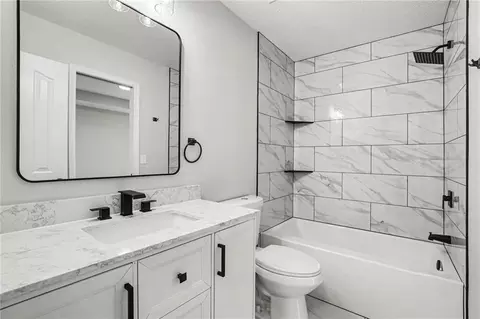 Bath - 414 Eagle Glen Dr, Raymore, MO 64083 photo 1 of 4