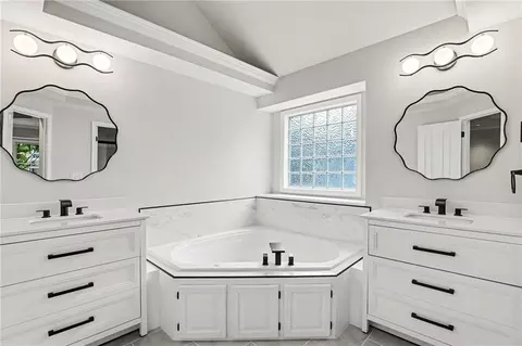 Bath - 414 Eagle Glen Dr, Raymore, MO 64083 photo 2 of 4